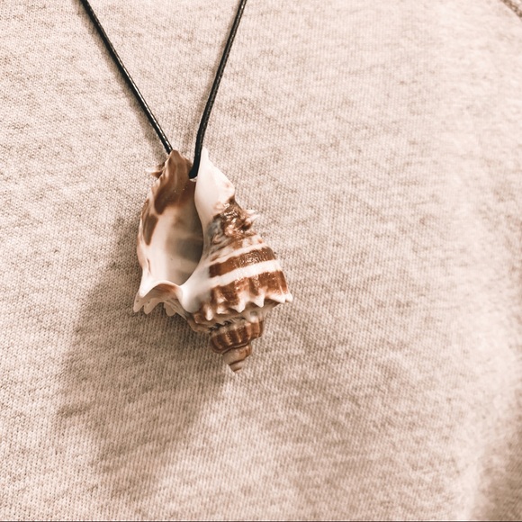 Y2K Shell Necklace - Picture 3 of 8